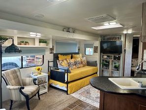 تلفزيون ذكي، كُتُب، ستيريو