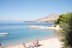 Beach - Holiday flat with balcony (Omiš)