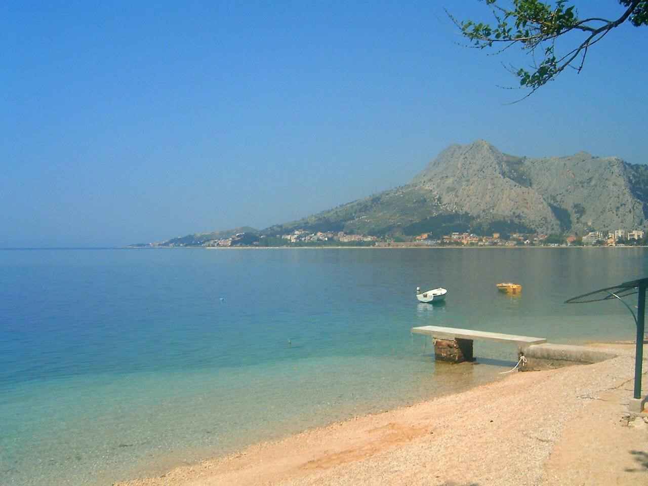 Una spiaggia nelle vicinanze