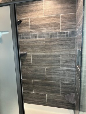 Een douche, handdoeken, toiletpapier