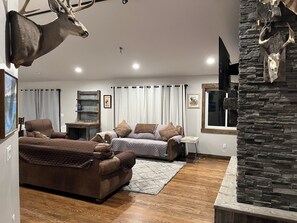 Una Smart TV, una chimenea