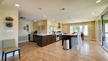 Microondas, horno, parrilla de estufa y lavavajillas