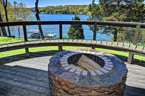 Terrace/patio - Spacious waterfront lake house located 40 mins from downtown Louisville, KY (Brandenburg)