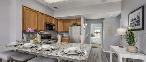 Microondas, horno, placa de cocina y lavavajillas