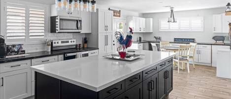 Jääkaappi, mikroaaltouuni, uuni, liesi