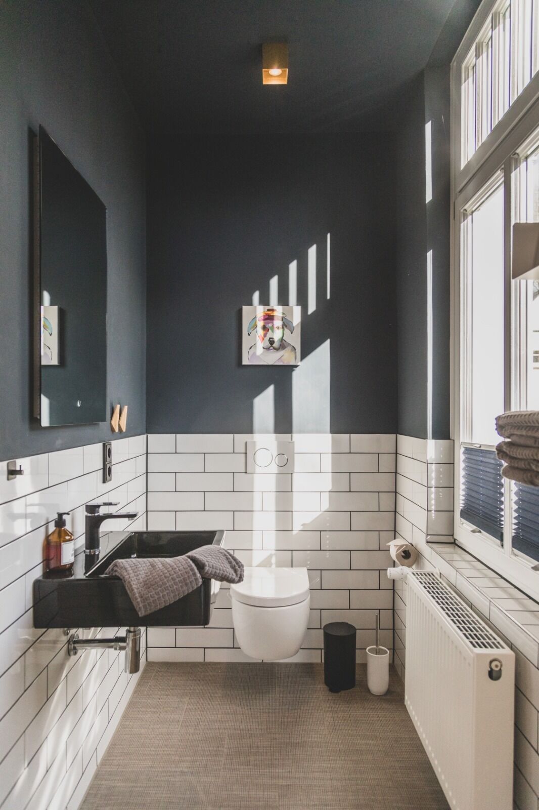 Een douche, een haardroger, handdoeken, zeep