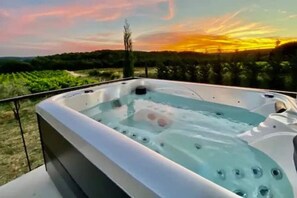 Outdoor spa tub - Château Juliette 4* Provence wine estate (presque)