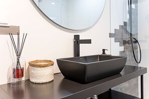 Buồng tắm vòi sen, máy sấy tóc, khăn tắm, dầu gội 