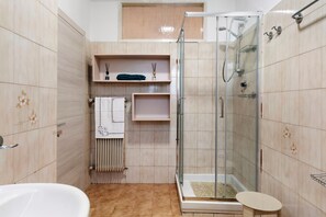 Dutxa, articles de tocador gratuïts, assecador de cabells i tovalloles 