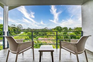 Property grounds - King Room with Mountain View (Nuevo Arenal)
