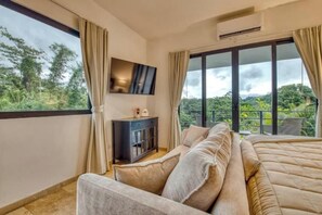 1 bedroom, Internet, bed sheets - King Room with Mountain View (Nuevo Arenal)