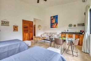 Living area - Family Room with Mountain View (Nuevo Arenal)