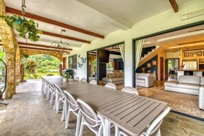 Outdoor dining - King Room with Pool View (Nuevo Arenal)