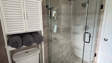 Secador de cabelo, toalhas de banho, sabonete, shampoo