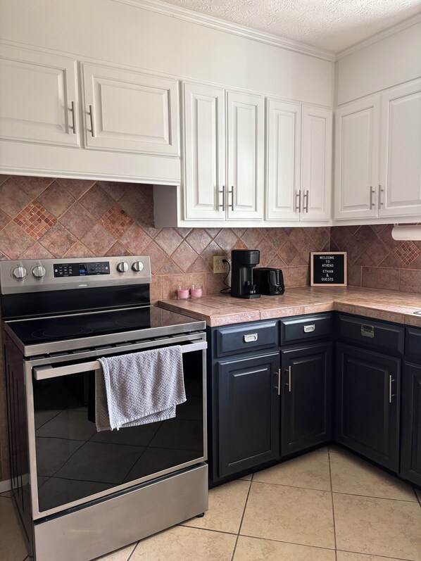 Kylskåp, mikrovågsugn, ugn och spishäll