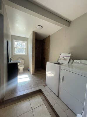 Hair dryer, towels, soap, shampoo - A Classic City Stay (Athens)