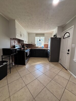 Jääkaappi, mikroaaltouuni, uuni, liesi