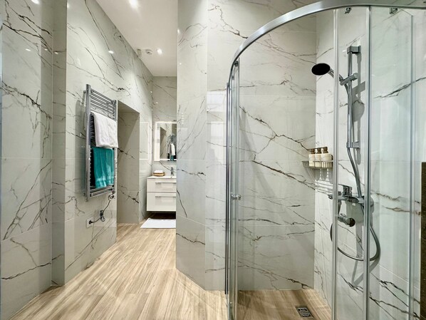 Secadora de cabello, toallas, jabón, papel de baño 