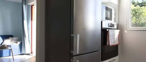 Kjøleskap, mikrobølgeovn, ovn og oppvaskmaskin