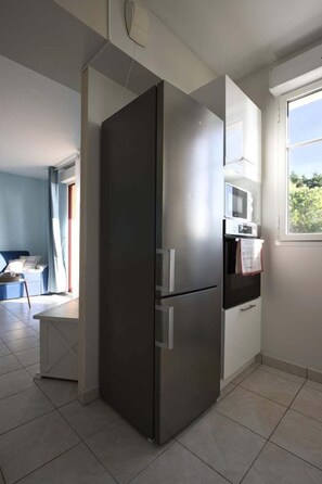 Frigorífico, microondas, horno y lavavajillas