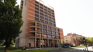 A multi-story building with a modern architectural design, featuring a series of balconies and large windows. - Sömn Donostia (San Sebastián)