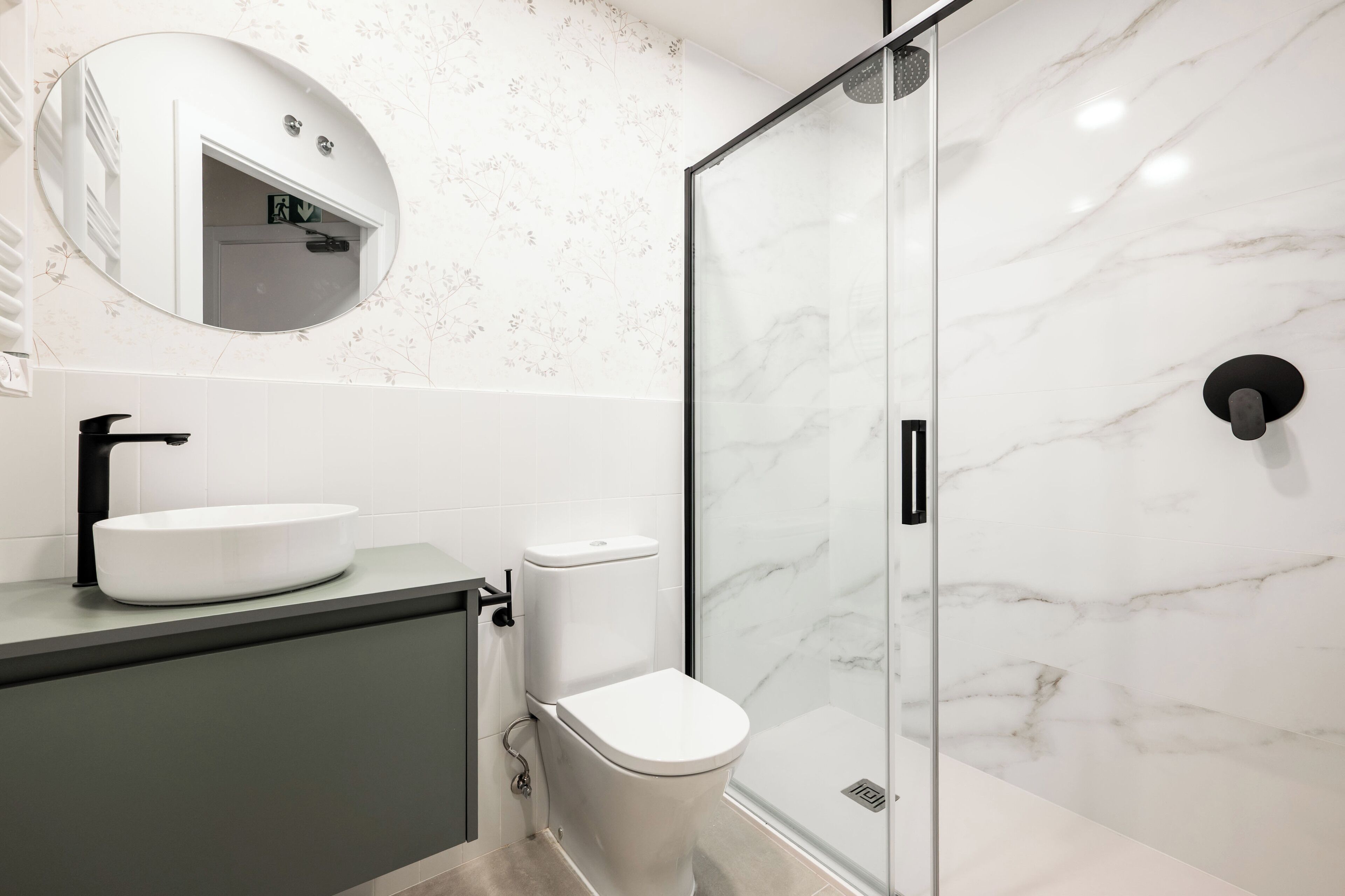 Een douche, handdoeken, zeep, shampoo