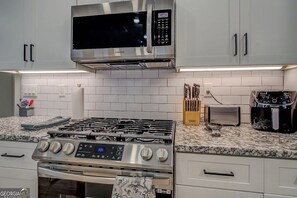Refrigerador, microondas, horno y parrilla de estufa 