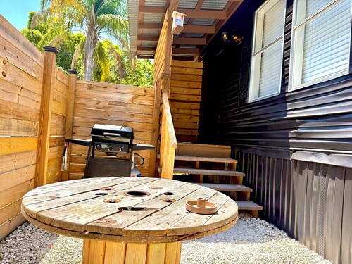 Chill & Think, a space for you, King Bed near parks and MCO