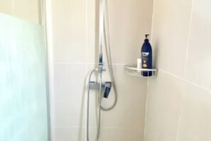 مجففات شعر، مناشف، صابون، ورق حمّام