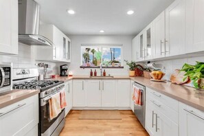 Kjøleskap, mikrobølgeovn, ovn og kokeplater