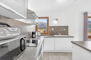 Fridge, microwave, oven, stovetop - Le Plein Ciel, Lake View and Wi-Fi (Embrun)