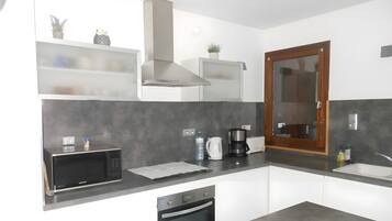 Een koelkast, een magnetron, een oven, een kookplaat