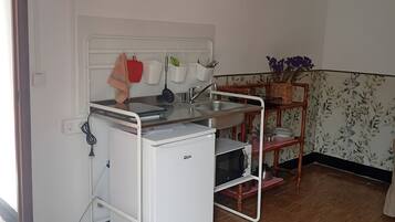 Geladeira, micro-ondas, cooktop, cafeteira/chaleira
