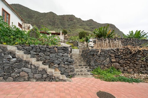 Rural House 'La Estrella' with Mountain Views, Private Terrace and Wi-Fi