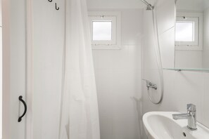 Shower, towels - Rural House 'La Estrella' with Mountain Views, Private Terrace and Wi-Fi (Hermigua)