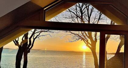 Willows beach loft Apartment, wake up to glorious sunrises on the ocean