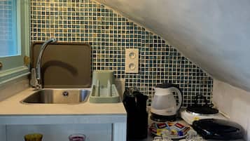 Refrigerador, microondas, cafetera/tetera, tetera/pava eléctrica
