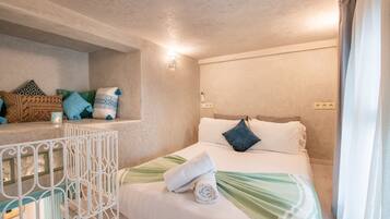 Tabla de planchar con plancha, wifi gratis y ropa de cama