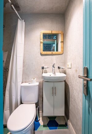 Douche, sèche-cheveux, serviettes fournies, savon