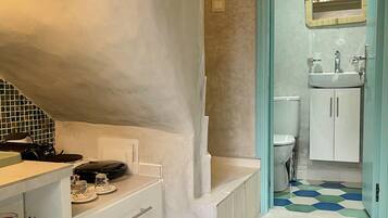 Fridge, microwave, coffee/tea maker, electric kettle