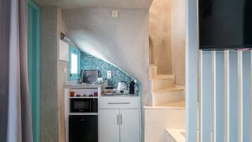 Réfrigérateur, micro-ondes, cafetière/bouilloire, bouilloire électrique