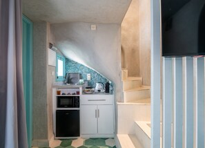 Réfrigérateur, micro-ondes, cafetière/bouilloire, bouilloire électrique