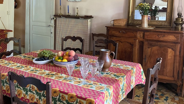 A dining area with a table set for four, surrounded by wooden chairs. - Large family home in the country - sleeps 8 (Saint-Seine-sur-Vingeanne)