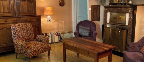 Una televisión, una chimenea