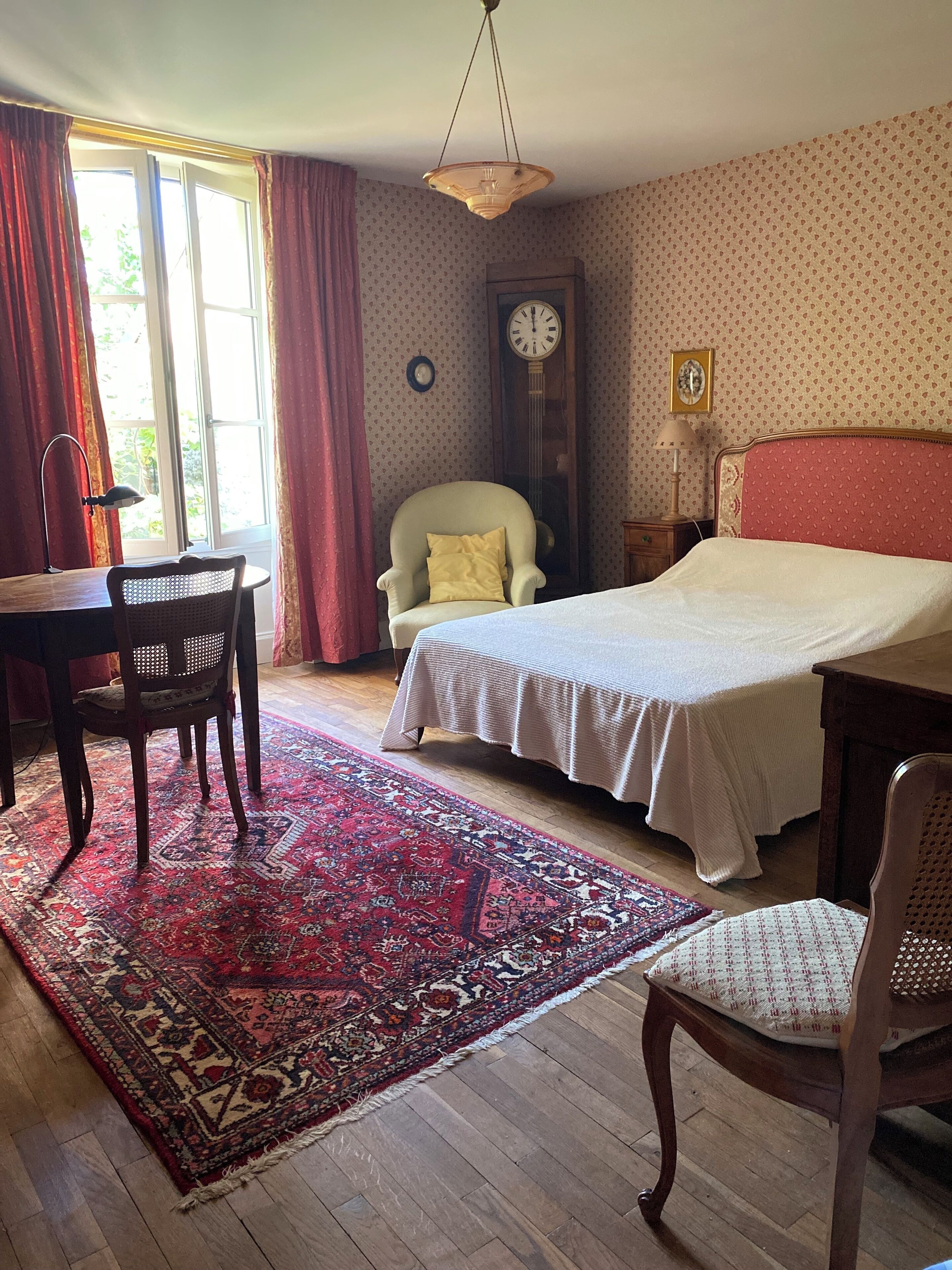 4 slaapkamers, een strijkplank/strijkijzer, internet