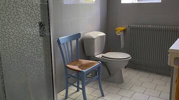 Secador de pelo, jabón, papel higiénico