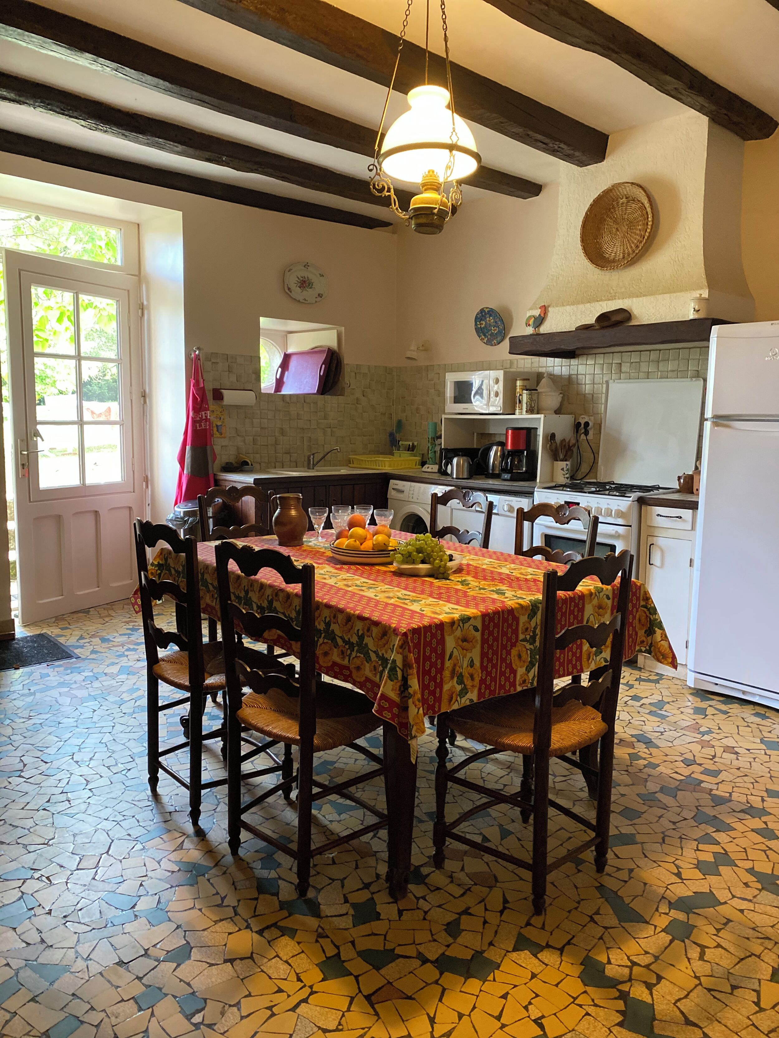 Een microgolfoven, een oven, een vaatwasser