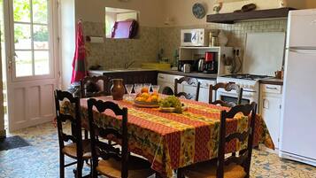 Een magnetron, een oven, een vaatwasser