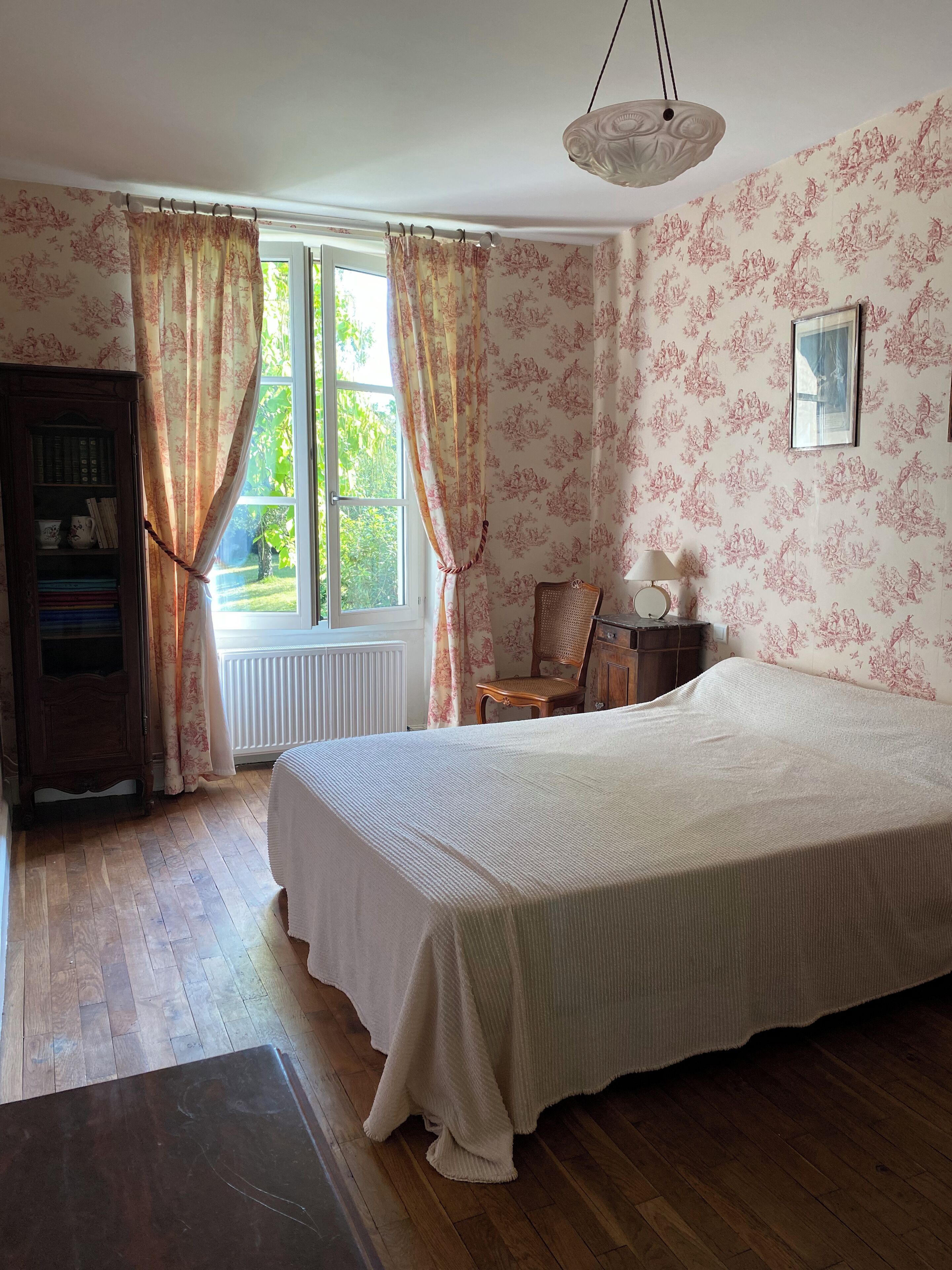 4 slaapkamers, een strijkplank/strijkijzer, internet