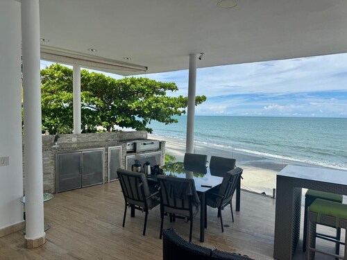 Luxury Beach front 7-bedroom house with AC in Playa Coronado Panama